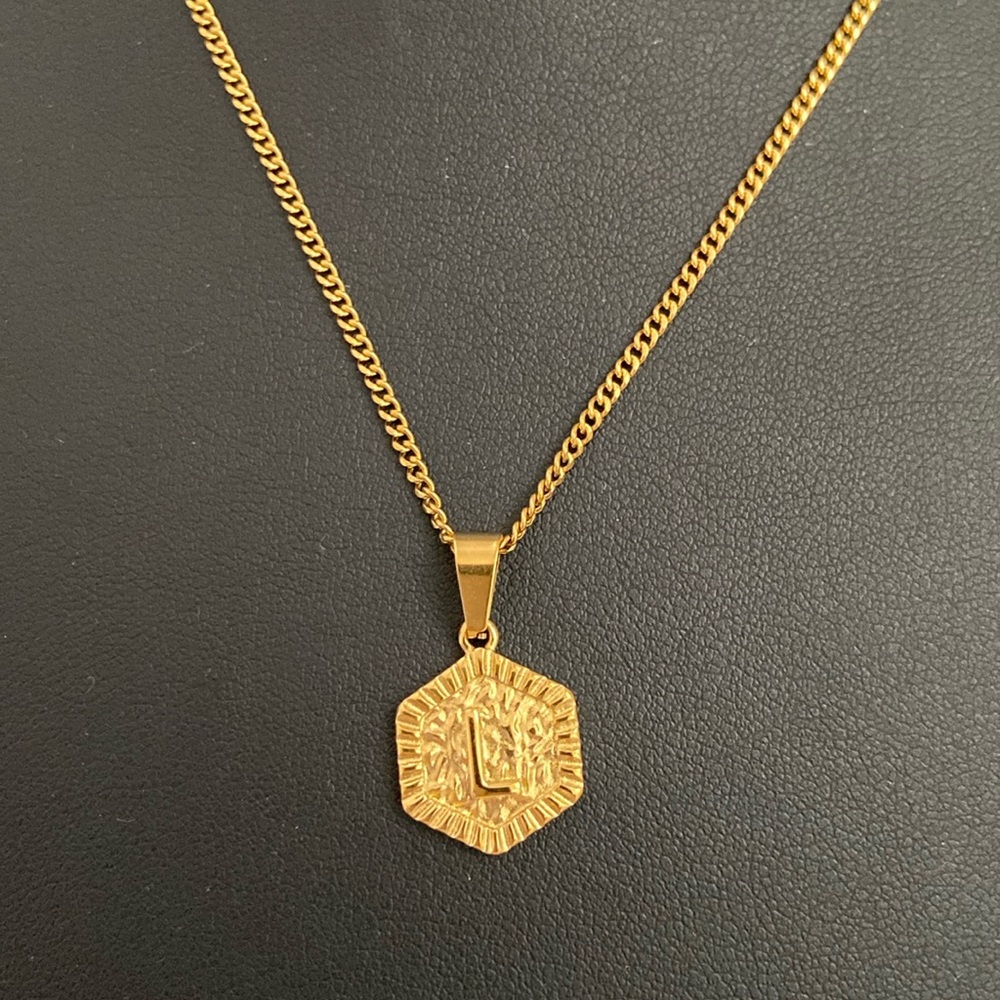 “L” initial pendant on chain gold tone NWOT